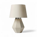 Lampe de table géométrique en céramique beige avec abat-jour en tissu blanc 25 x 25 x 40cm